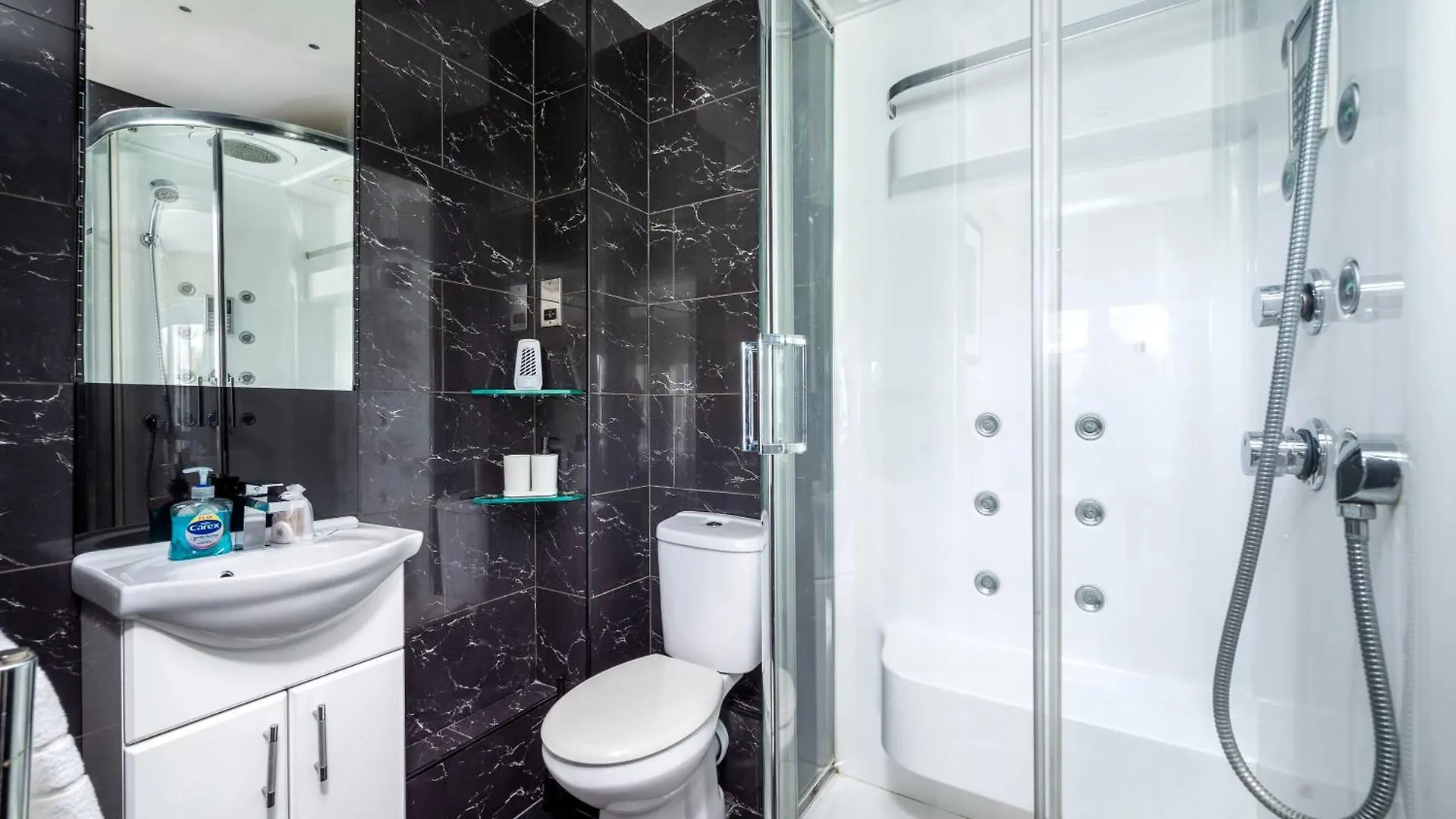דירה לונדון Wonderful 2Br Flat With River Views And Balcony
