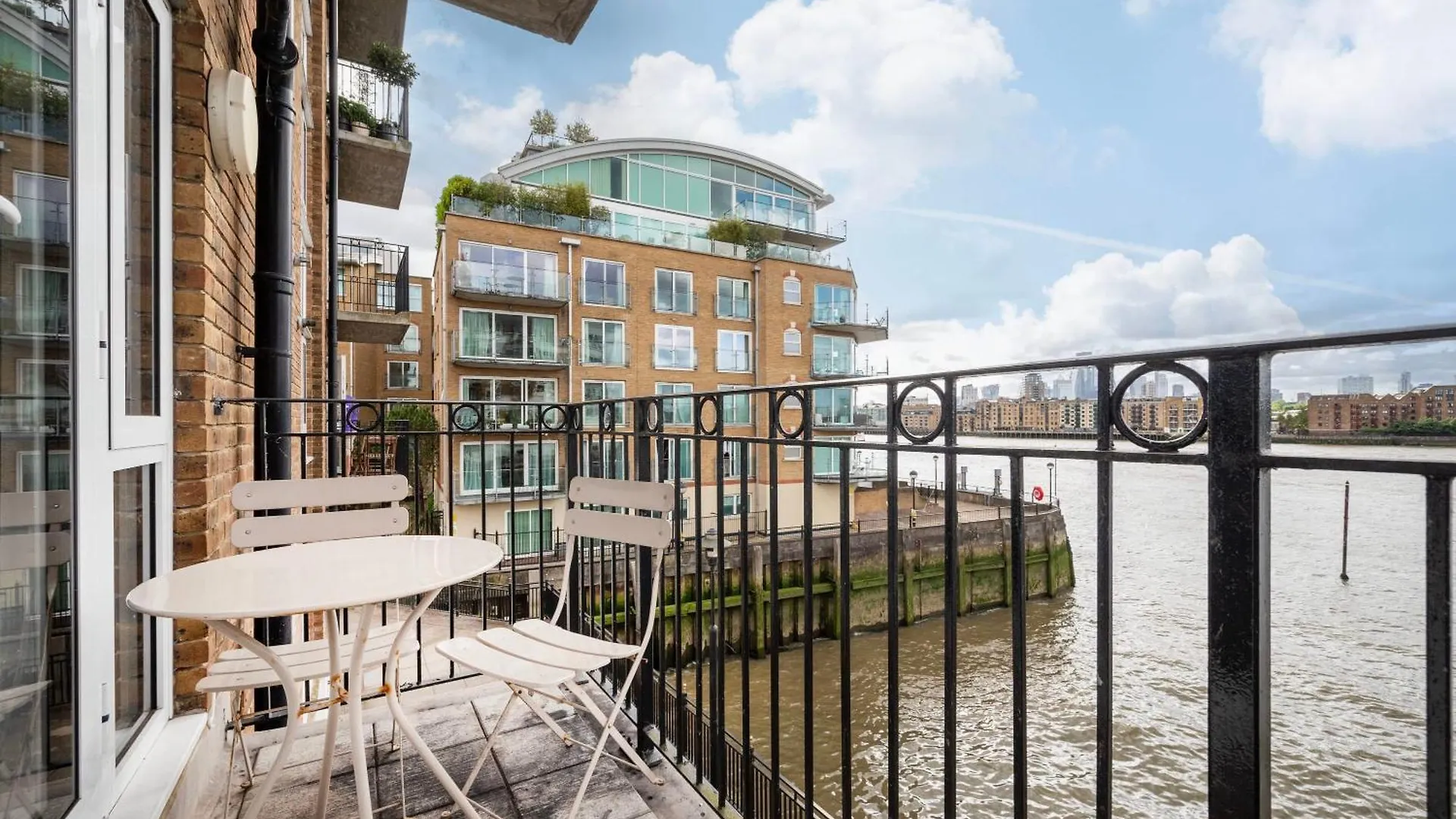 Wonderful 2Br Flat With River Views And Balcony location